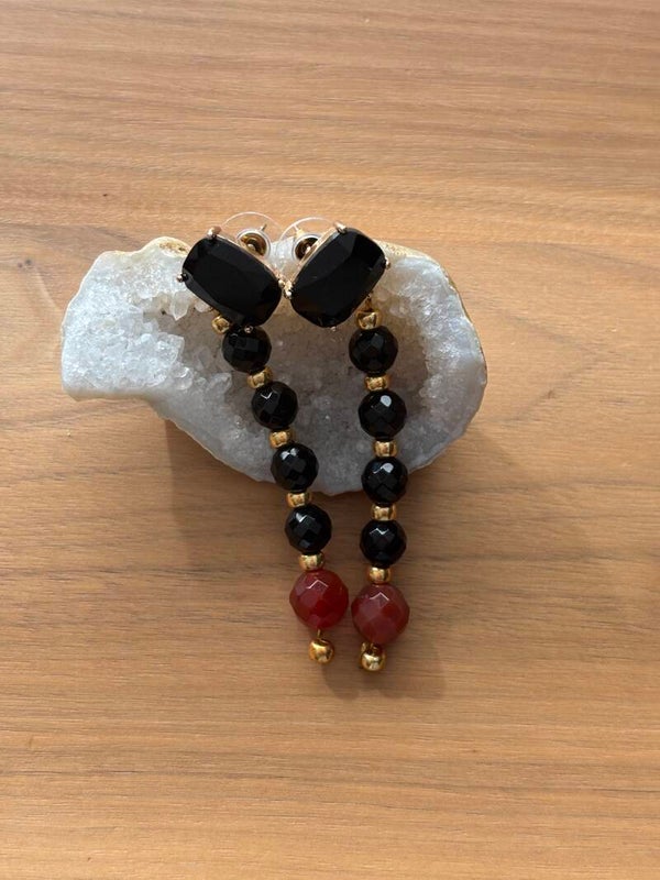 Luxe zwarte onyx oorbellen met rood/oranje Carneool kraal met 18k gouden kleine kraal.      n myouki