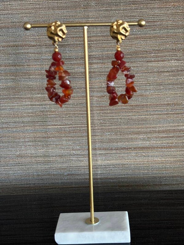 Statement carneool oorbellen met gouden oorstekers