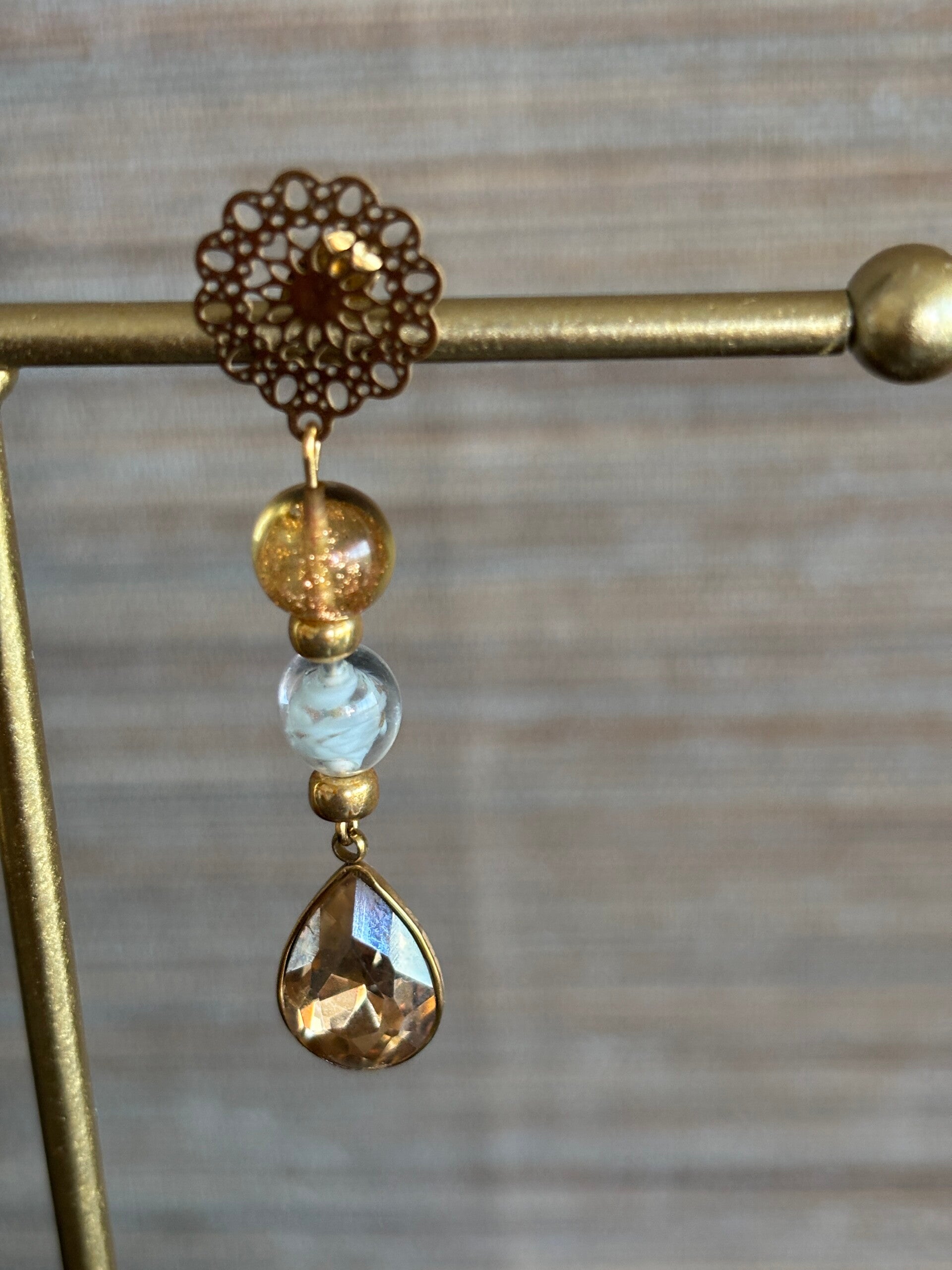Gouden oorbellen van Murano glaskralen en champagne kleurige druppel