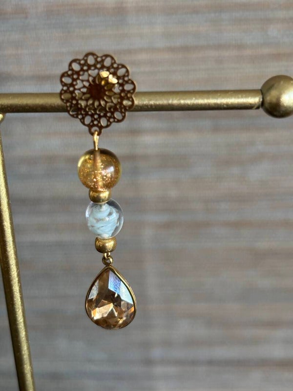Gouden oorbellen van Murano glaskralen en champagne kleurige druppel