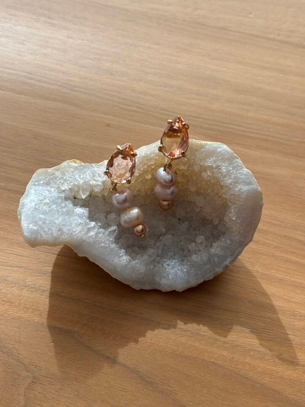 Champagne kleurige oorbellen met parels en een mooie facetsteen steker