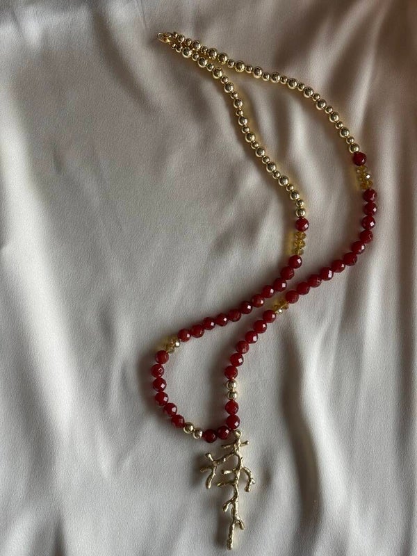 Lange ketting van Carneool en goudkleurige kralen met grote gouden hanger