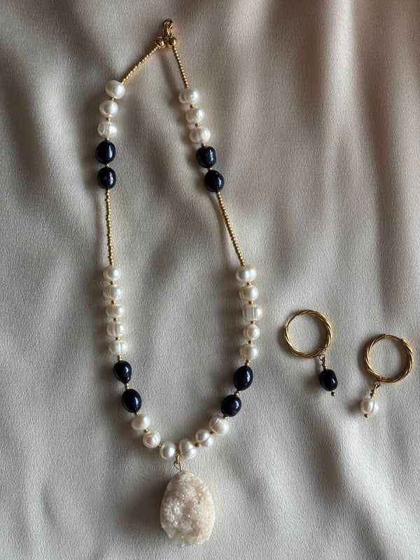 Ketting met bijpassende oorbellen van zwarte & Witte parels en een hanger van witte druzy