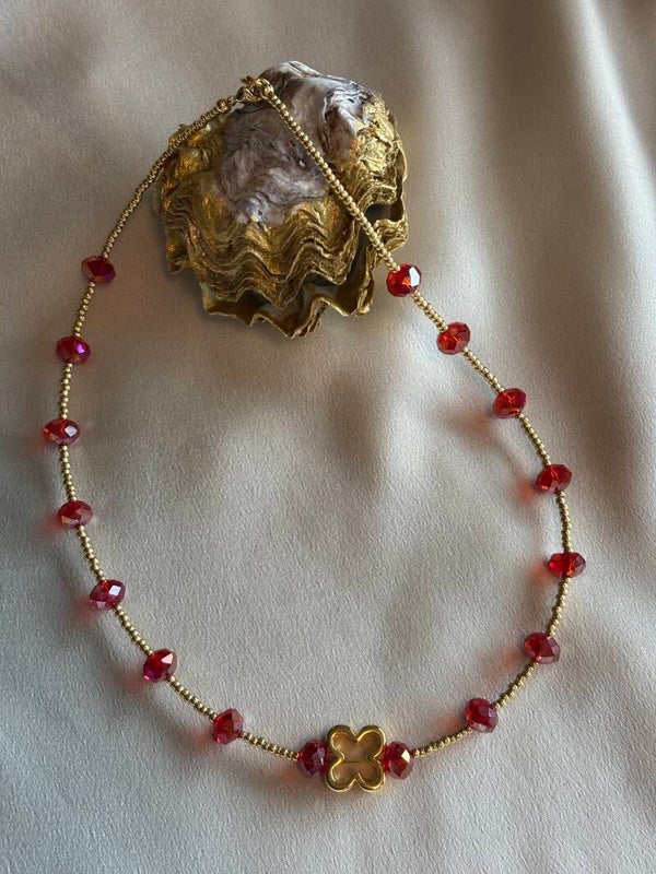 Luxe ketting van 18k gouden kraaltjes met rood/oranje kraaltjes en een gouden bedel