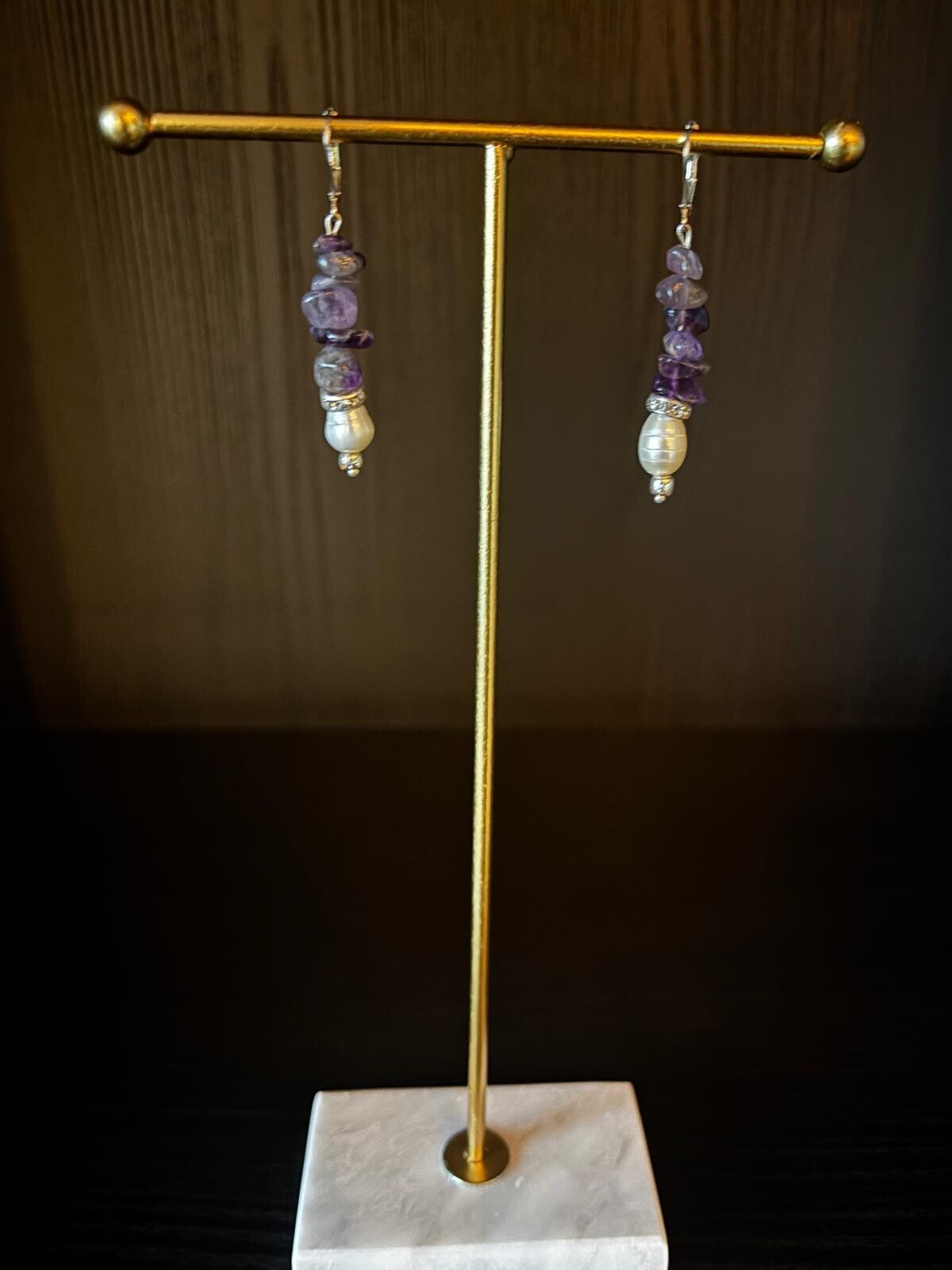 Zilverkleurige oorbellen met Amethist en zoetwaterparels