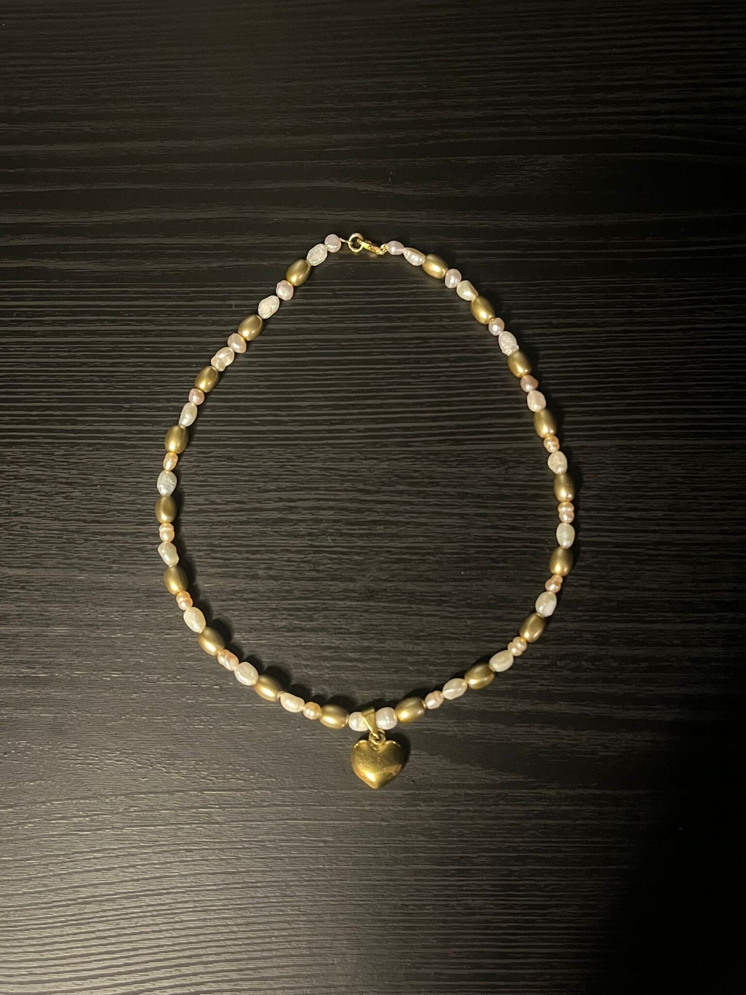 Ketting van zoetwaterparels, gouden glasparels met een hart bedel