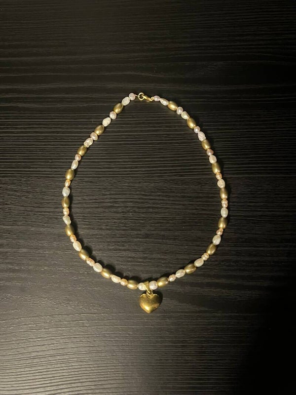 Ketting van zoetwaterparels, gouden glasparels met een hart bedel
