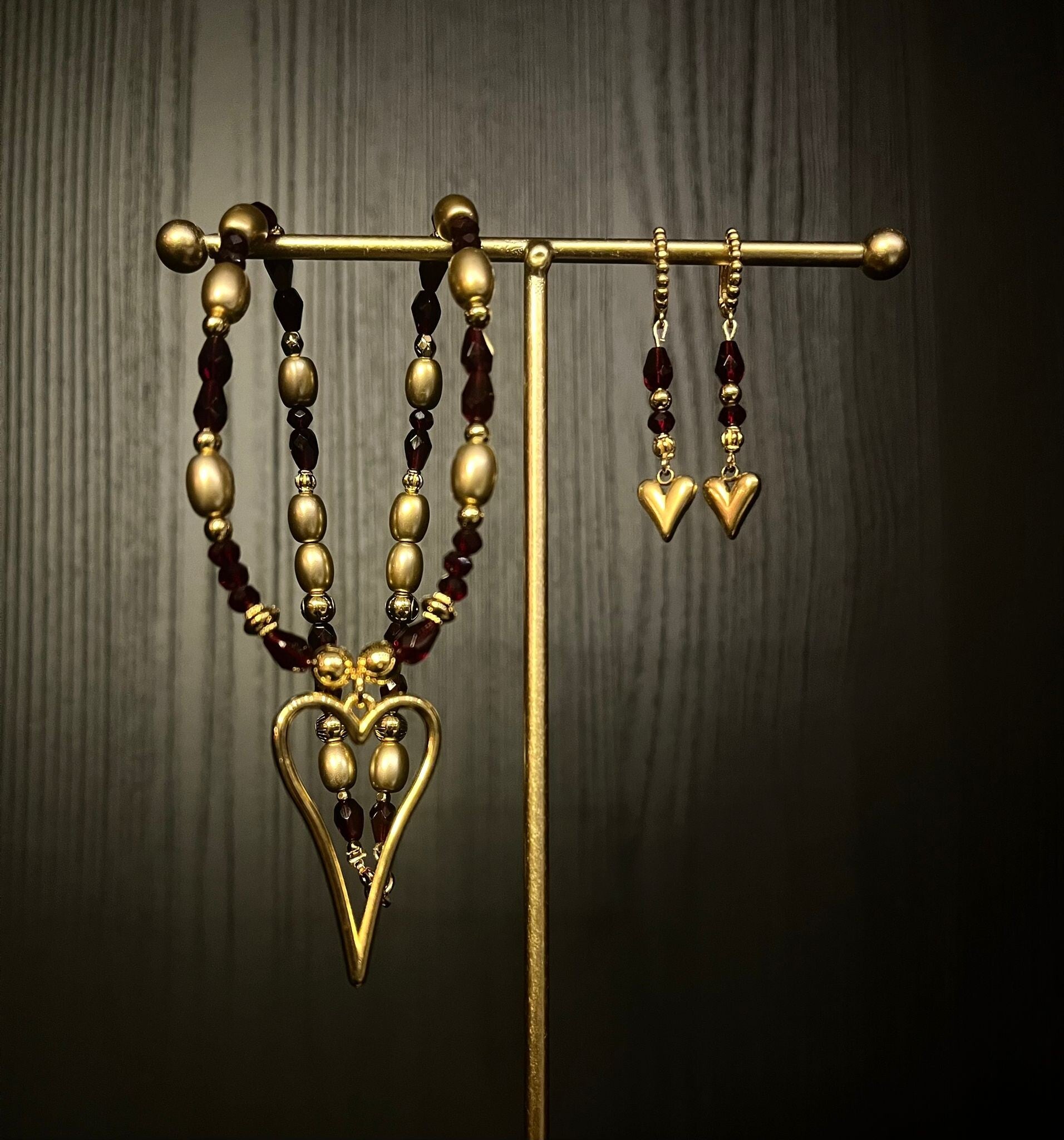 Mooie set die bestaat uit een Ketting en oorbellen.