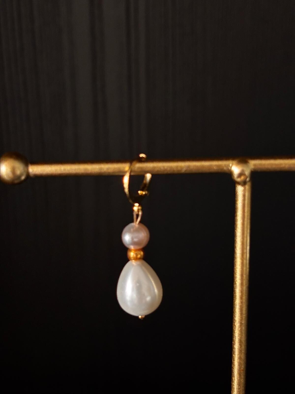 Gouden oorbellen van roze parel en schelp kraal