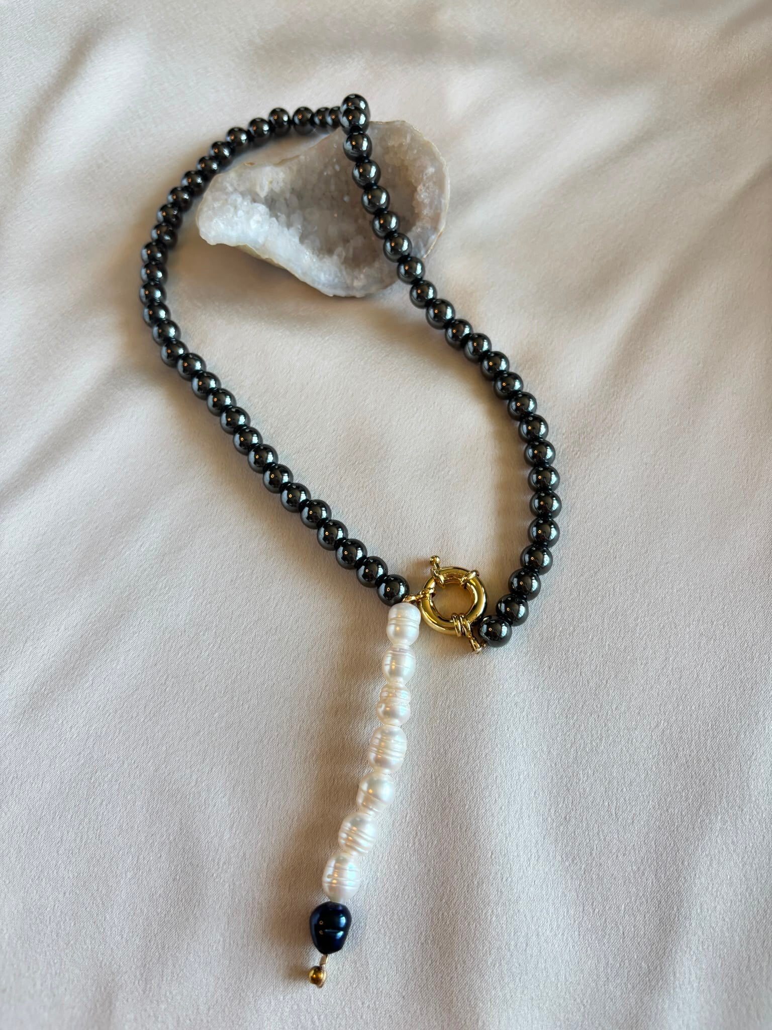 Ketting van hematiet en witte zoetwaterparels met gouden boeislot.