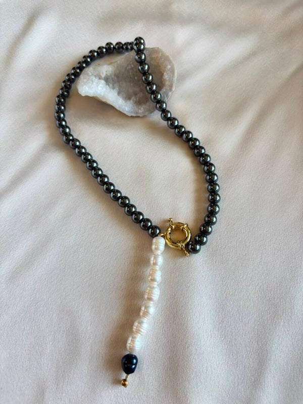 Ketting van hematiet en witte zoetwaterparels met gouden boeislot.
