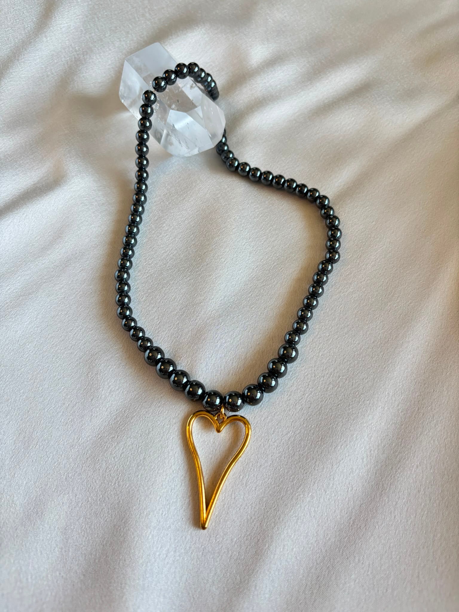 Ketting van donkergrijs hematiet en een grote bedel van een hart.