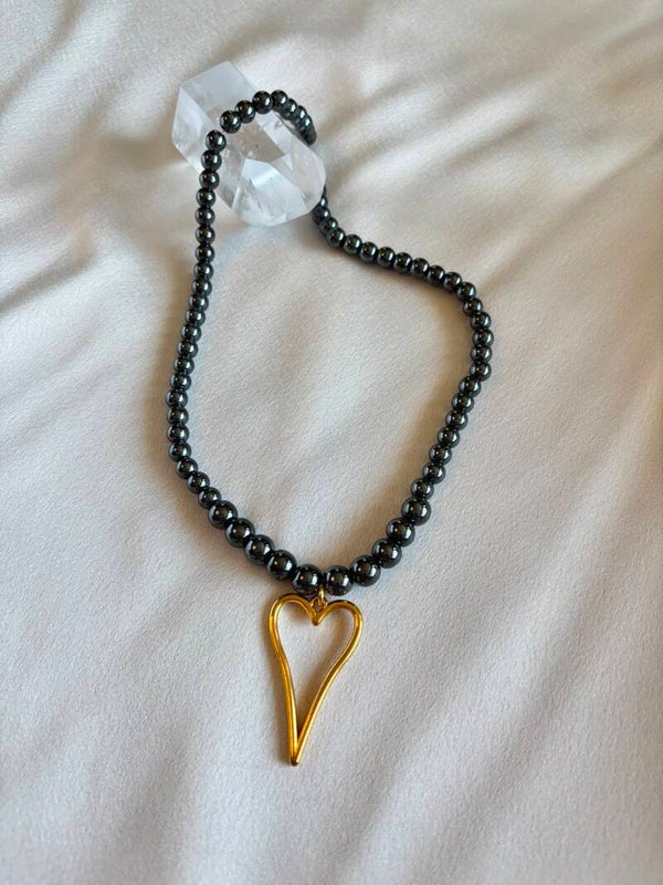 Ketting van donkergrijs hematiet en een grote bedel van een hart.