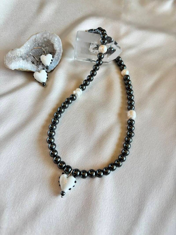 Ketting van hematiet (edelsteen) met zoetwaterparels en bijpassende oorbellen