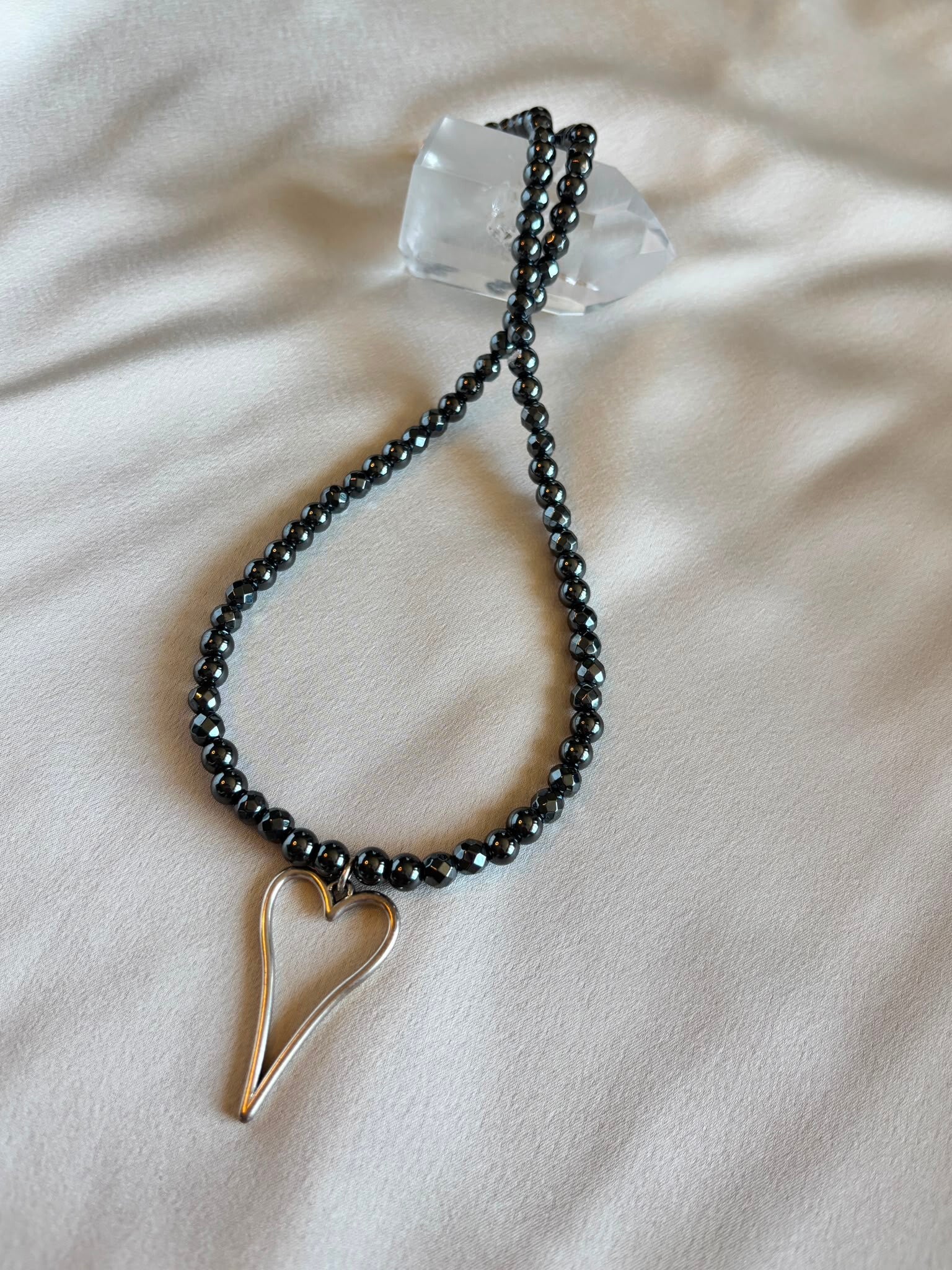 Ketting van hematiet(edelsteen) met een bedel van een hart.