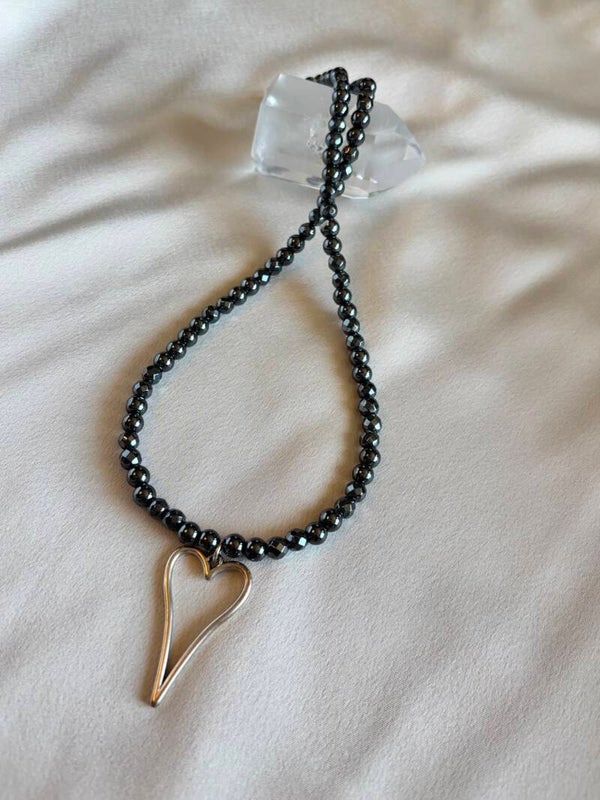 Ketting van hematiet(edelsteen) met een bedel van een hart.