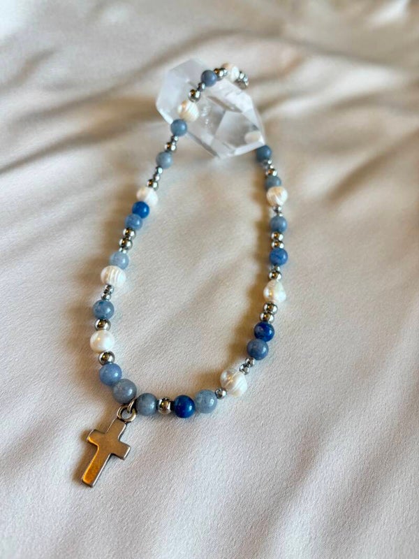 Ketting van lichtblauwe aventurijn, zoetwaterparels met een bedel van een kruisje.