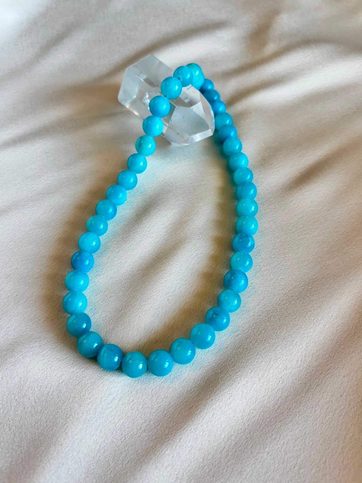 Lichtblauwe jade ketting voor de zomer