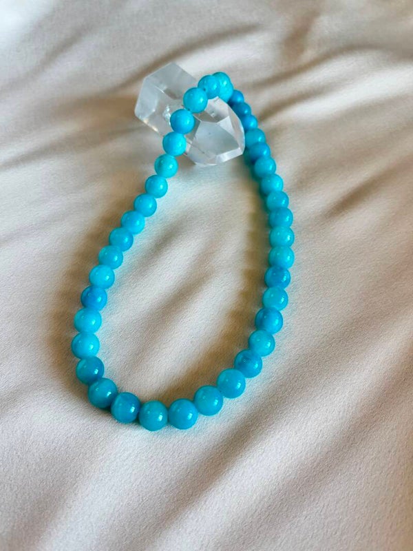 Lichtblauwe jade ketting voor de zomer