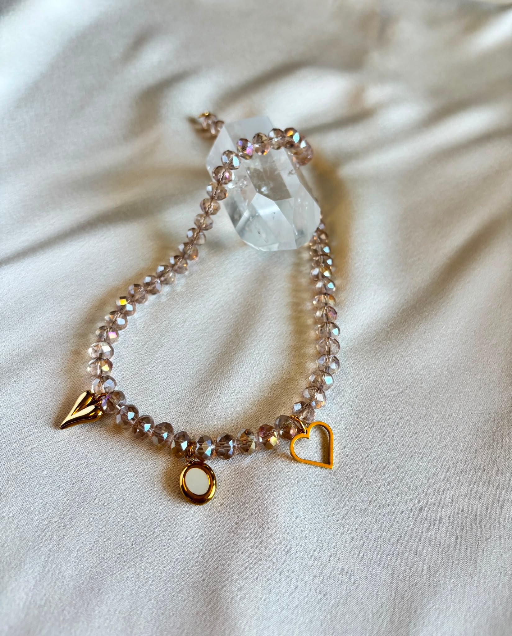 Bedelketting met gouden bedels en lichtbruine facetkralen