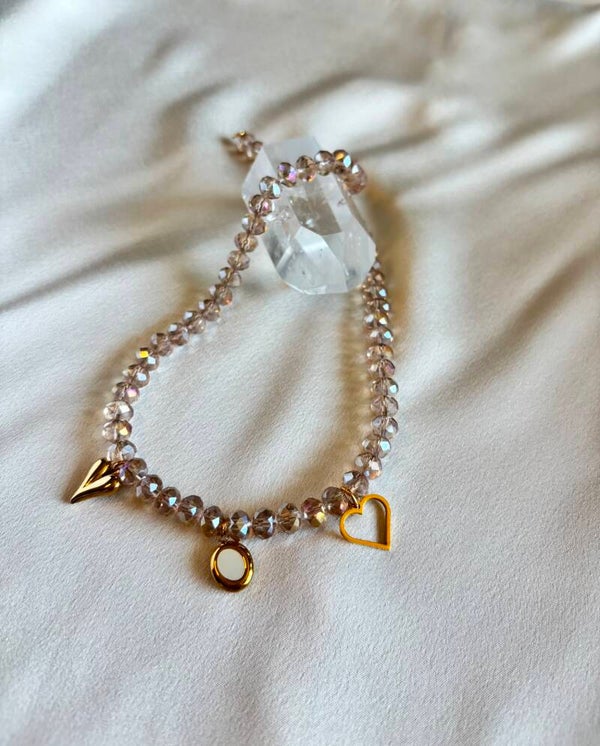Bedelketting met gouden bedels en lichtbruine facetkralen