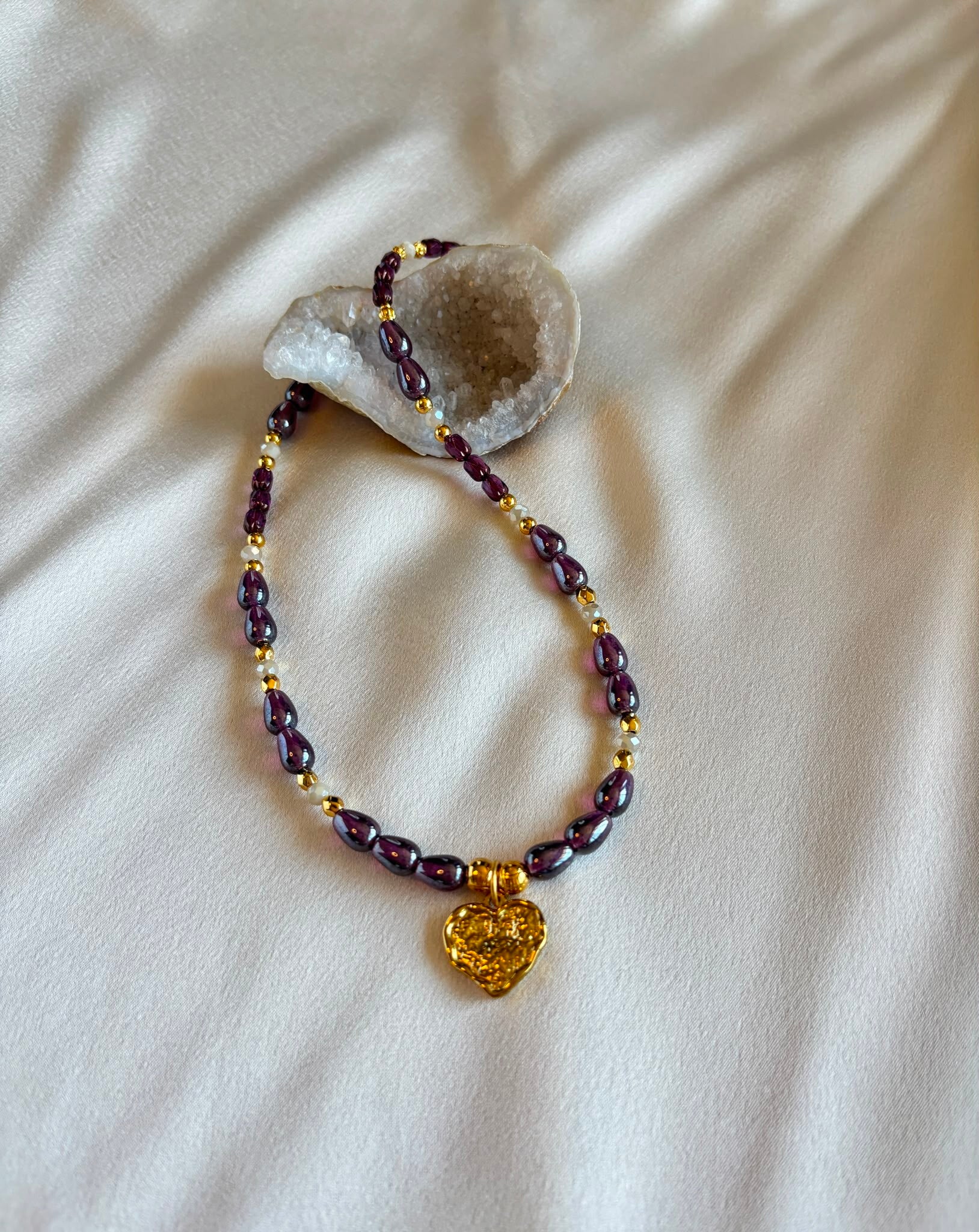 Mooie ketting met paarse tinten en hartjes bedel