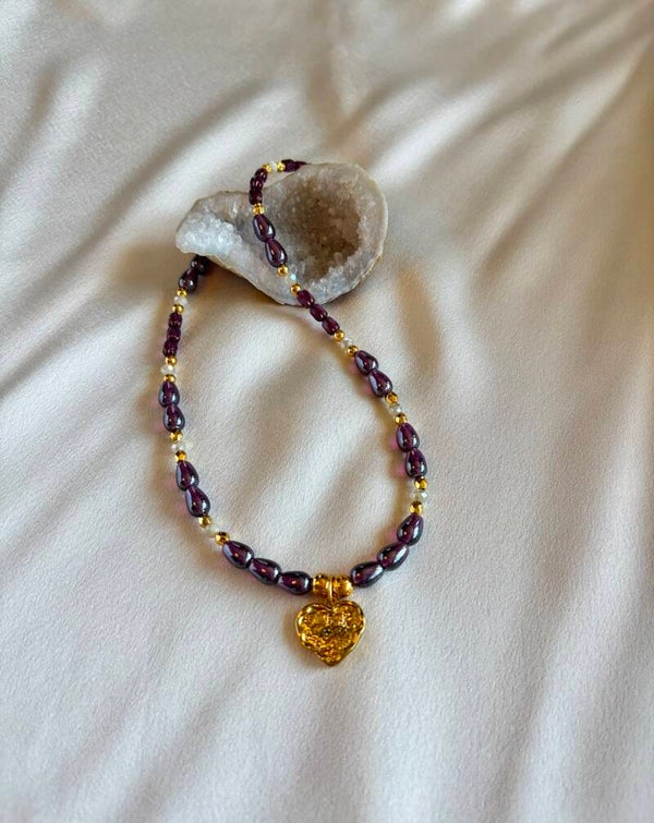 Mooie ketting met paarse tinten en hartjes bedel