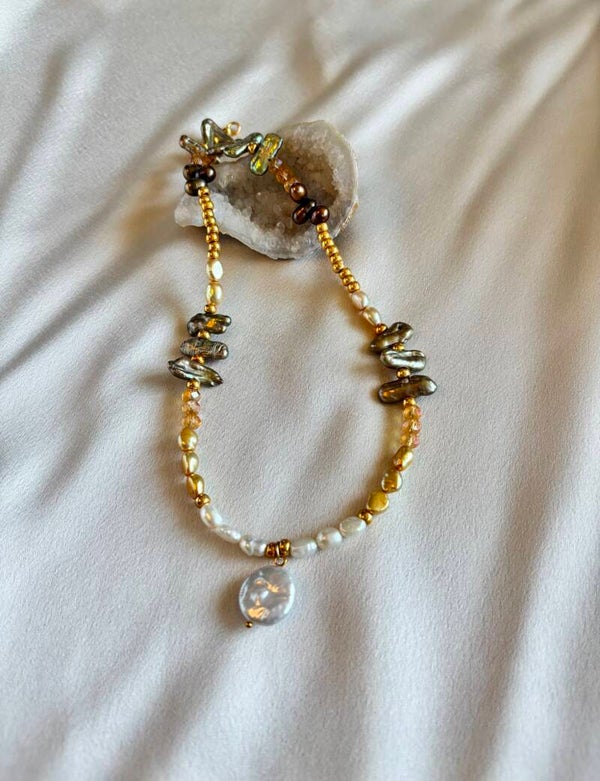Ketting van diverse parels in verschillende vormen en parel bedel.