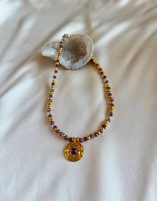 Goudkleurige ketting met Amethist bedel.