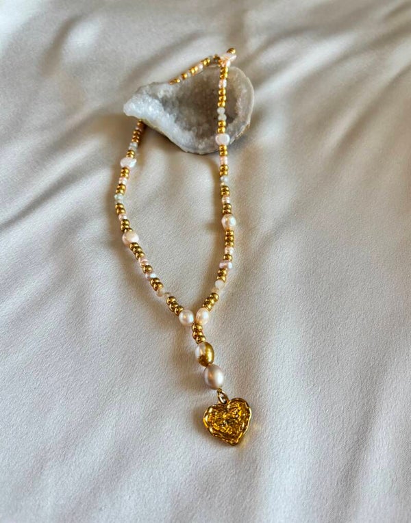 Parelketting met 18k vergulden Miyuki kralen en bedel van een hartje.