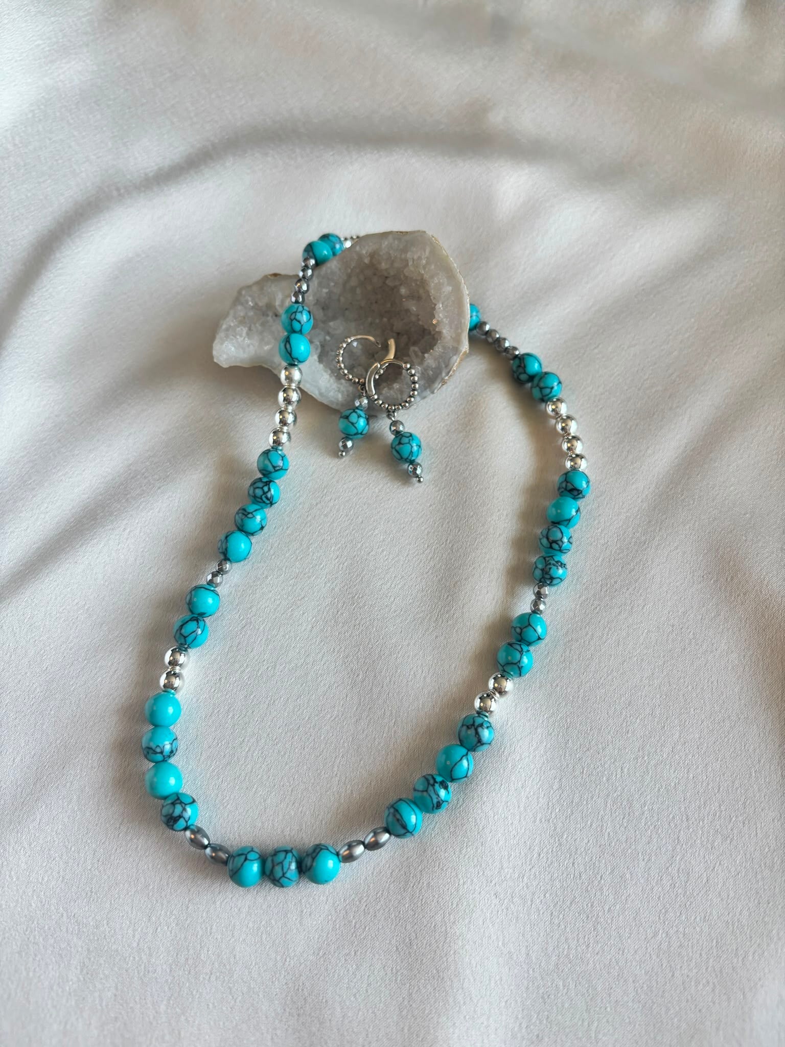 Zomerse set gemaakt van howliet turquoise blue. Ketting, oorbellen en armband inclusief