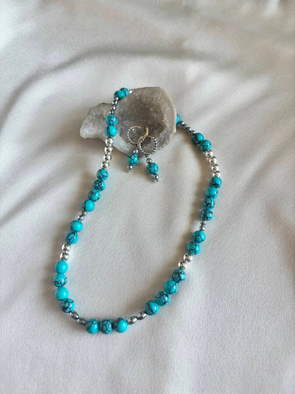 Zomerse set gemaakt van howliet turquoise blue. Ketting, oorbellen en armband inclusief