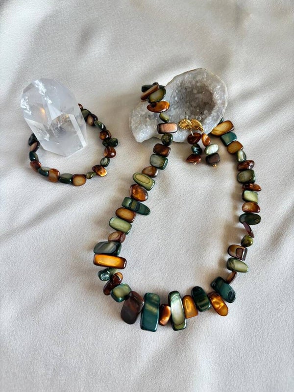 Ketting, armband en oorbellen van gekleurde steentjes in bruine en groene kleuren