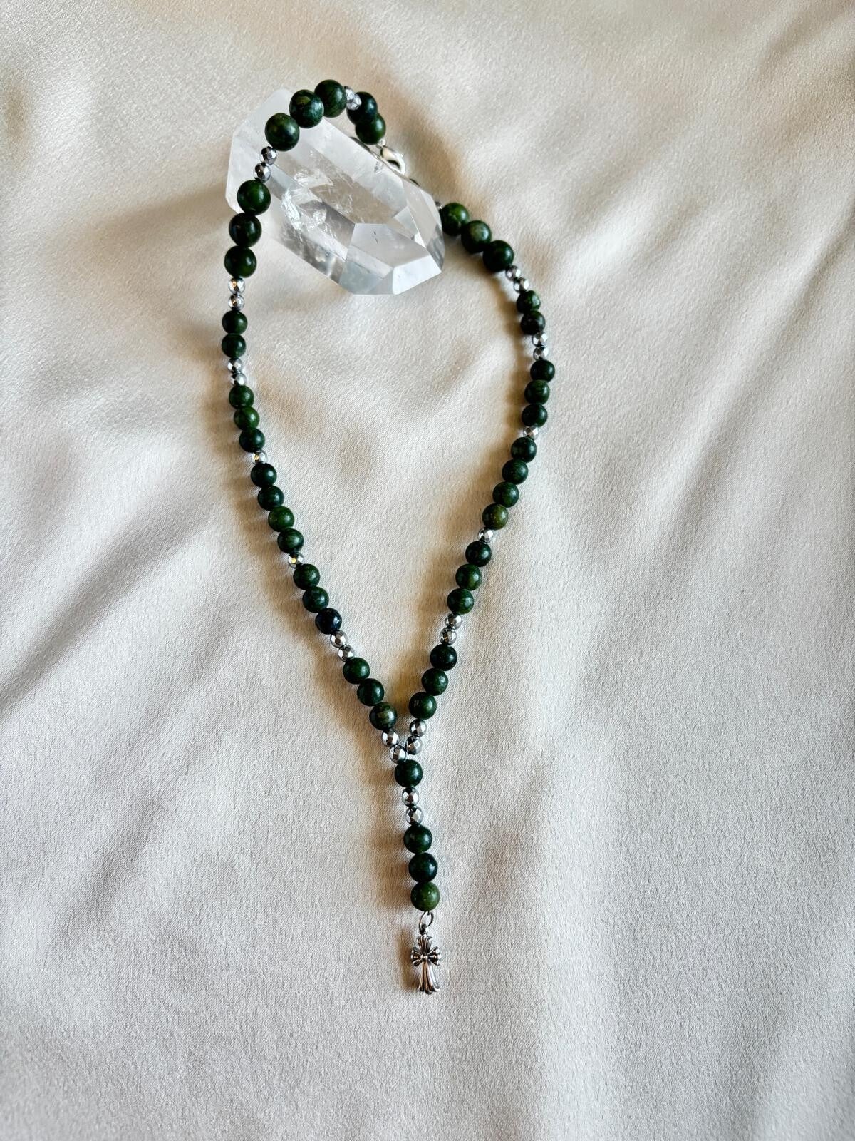 Ketting van jade (edelsteen) met zilverkleurige elementen en bedel van een zilver kruisje