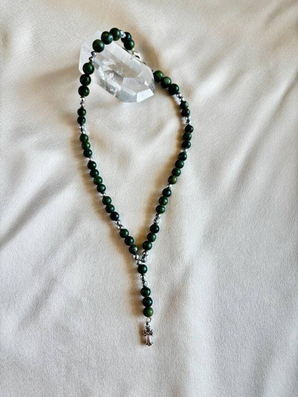 Ketting van jade (edelsteen) met zilverkleurige elementen en bedel van een zilver kruisje