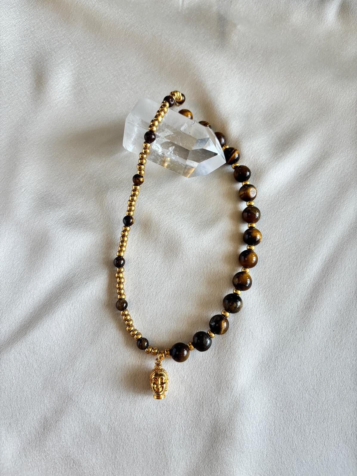 Boeddha ketting met tijgeroog kralen en Miyuki vergulden kralen.