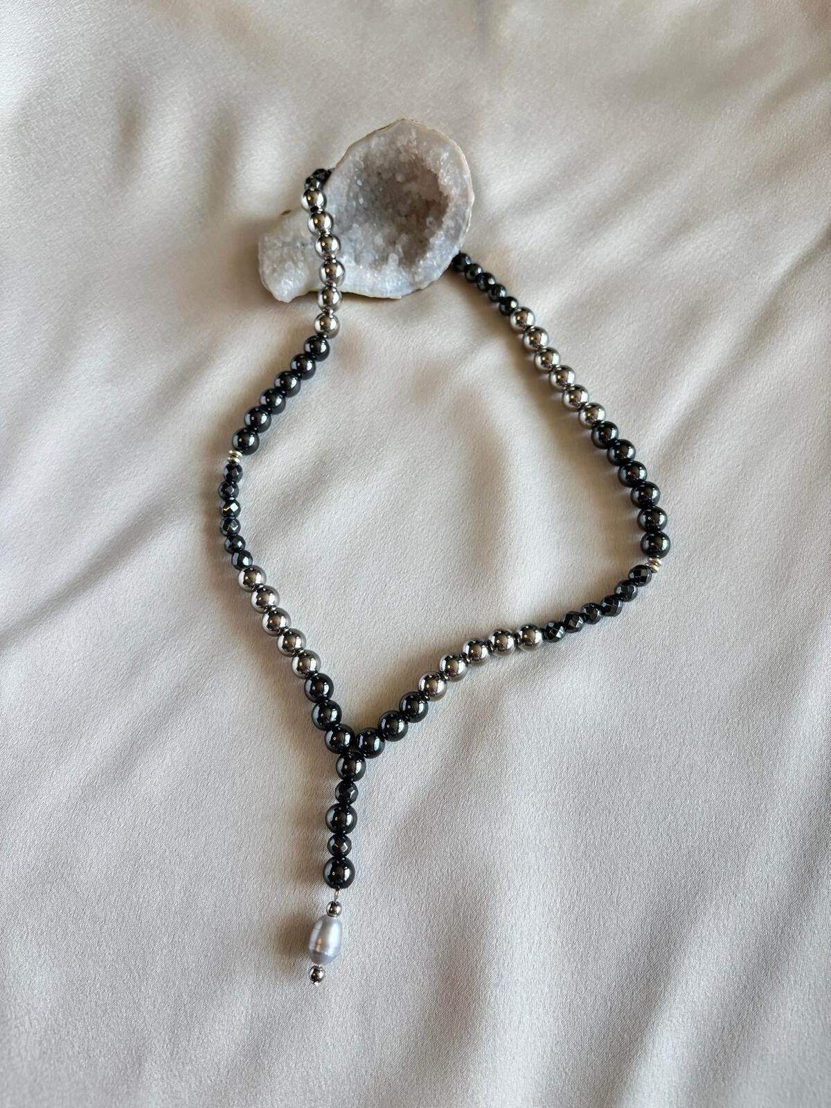 Ketting van hematiet met grijze ronde zoetwaterparel