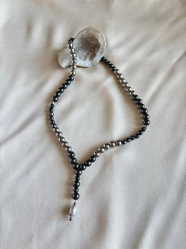 Ketting van hematiet met grijze ronde zoetwaterparel