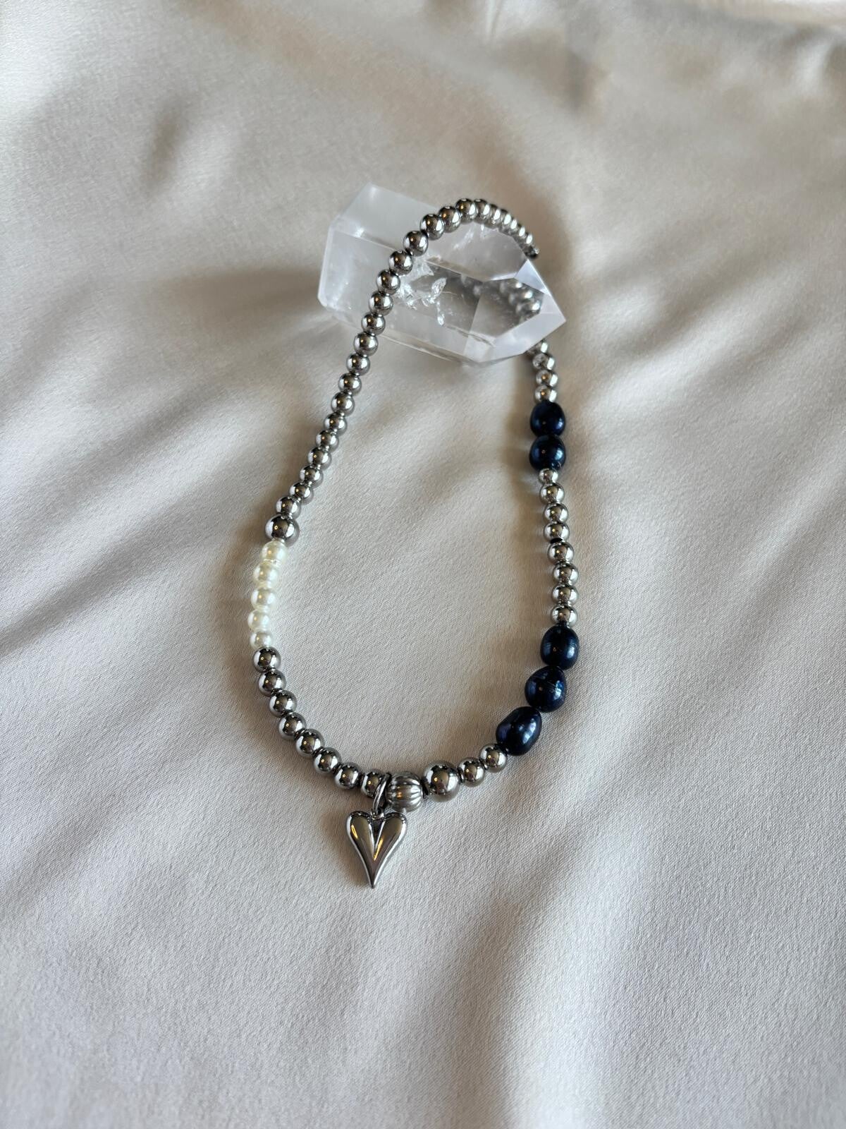 Leuke ketting met zilverkleurige stalen kralen en een zilverkleurig hartje