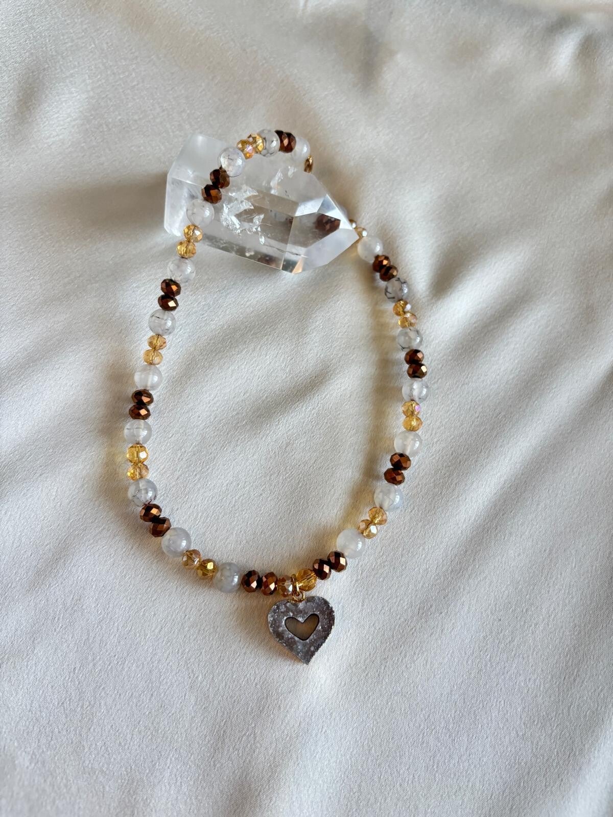 Ketting van agaatkralen, facetkralen en hanger van bruin druzy agaat.