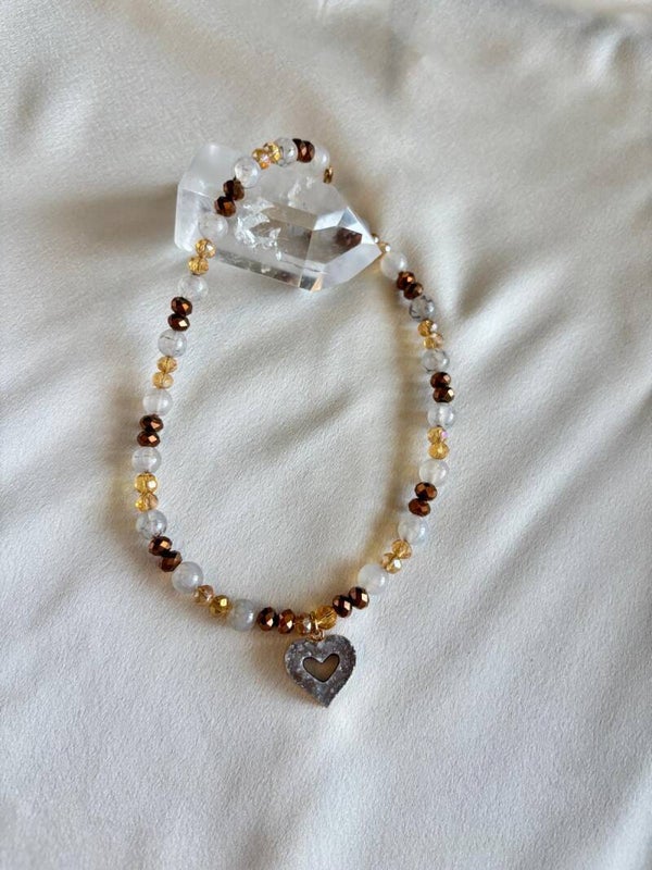 Ketting van agaatkralen, facetkralen en hanger van bruin druzy agaat.
