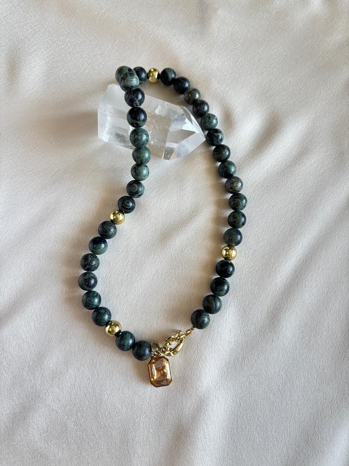 Ketting van Jade(edelsteen) donker groen/zwart met goudkleurige kralen en hanger met goudkleurige steen