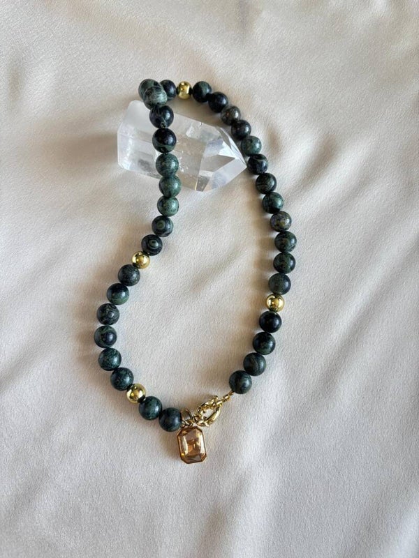 Ketting van Jade(edelsteen) donker groen/zwart met goudkleurige kralen en hanger met goudkleurige steen
