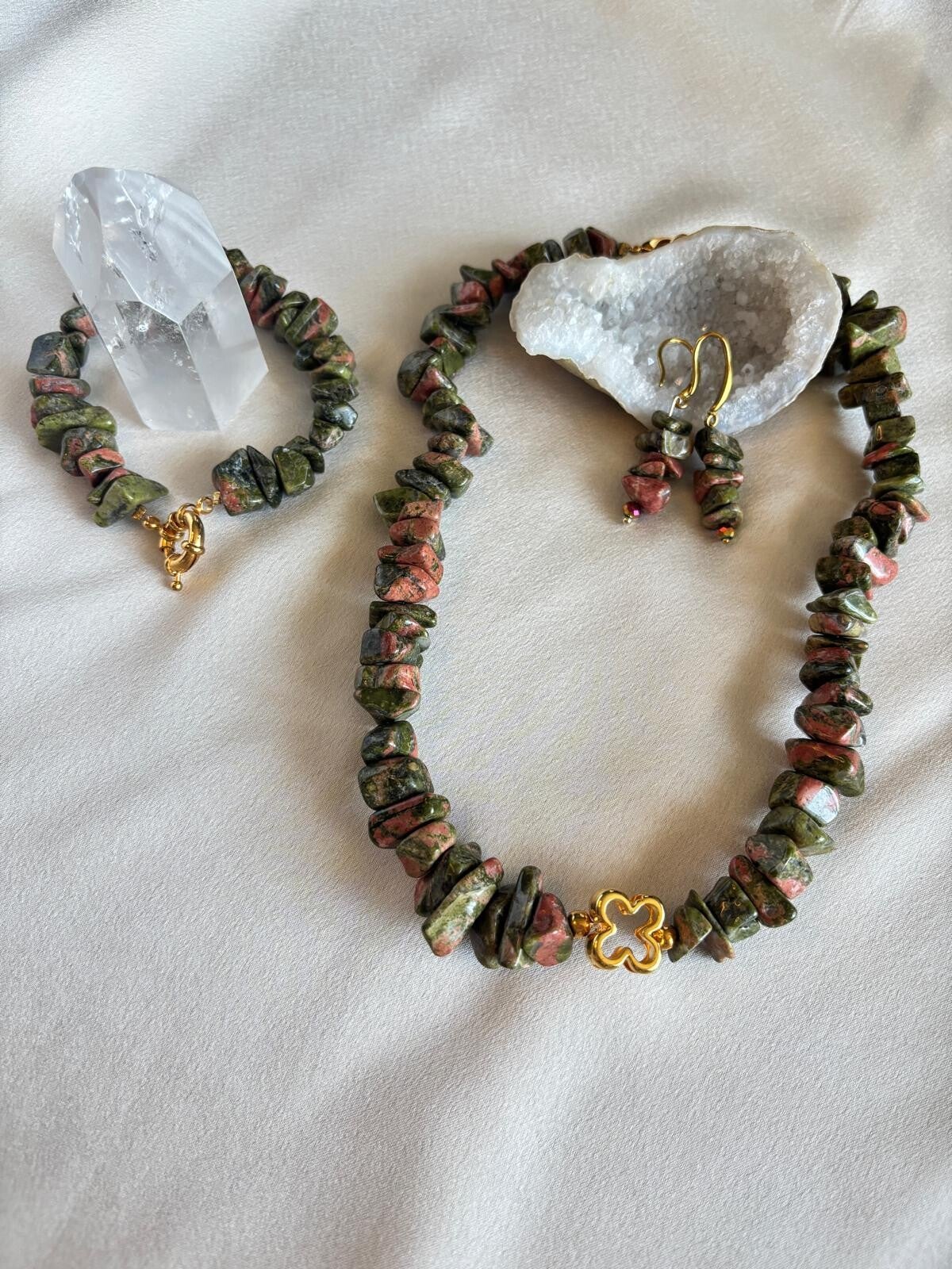 Ketting, armband en oorbellen van Unakiet met gouden bedel