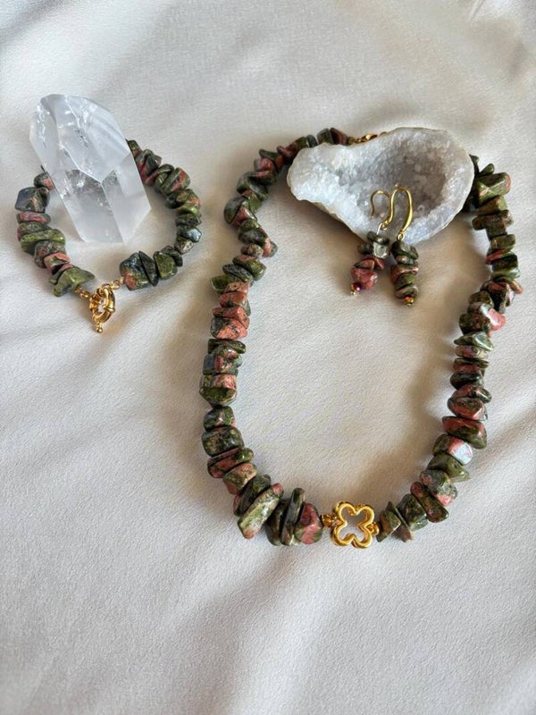 Ketting, armband en oorbellen van Unakiet met gouden bedel