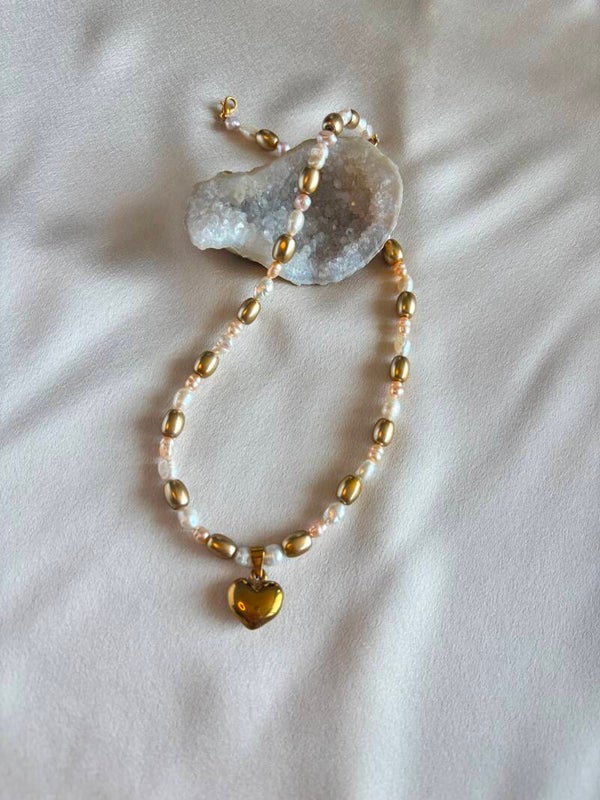 Ketting van zoetwaterparels, gouden glasparels met een hart bedel