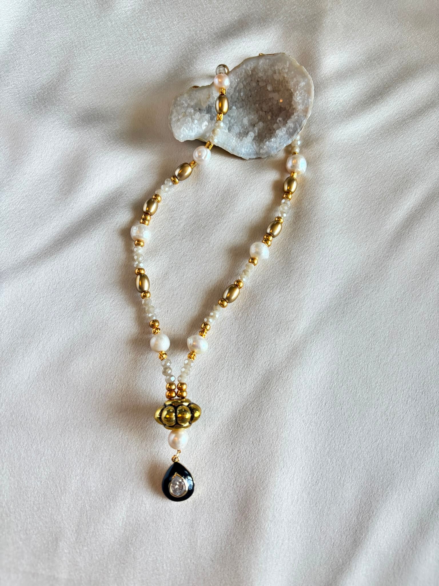 Prachtige statement ketting met zoetwaterparels, grote gouden kaal met druppel hanger.