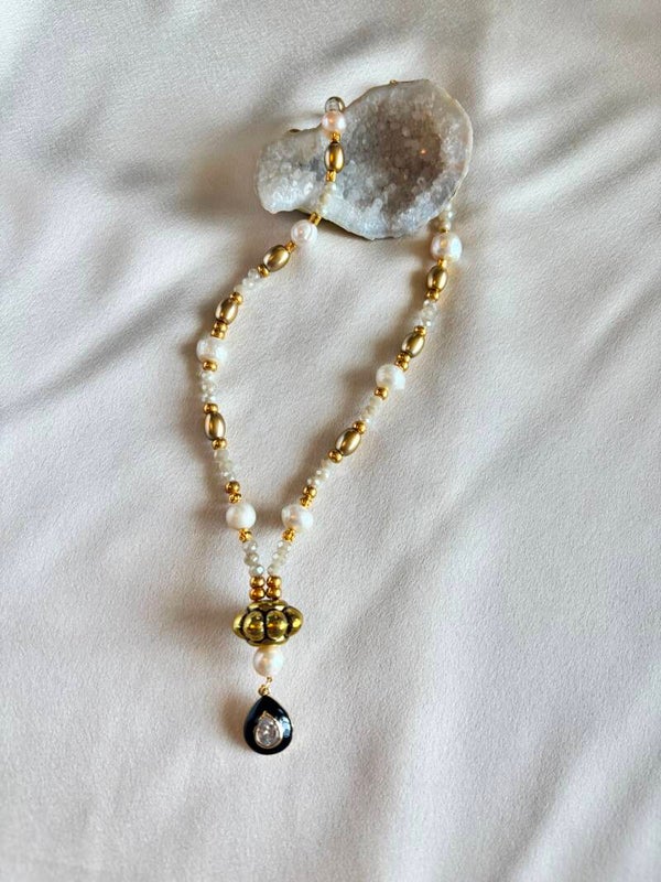 Prachtige statement ketting met zoetwaterparels, grote gouden kaal met druppel hanger.