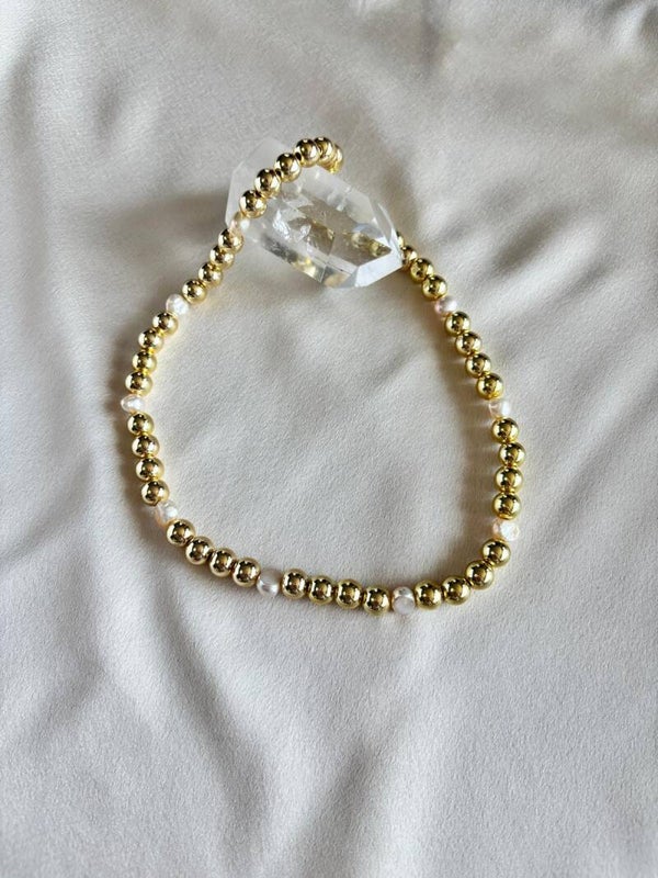 Licht gouden basisketting met champagnekleurige zoetwaterparels