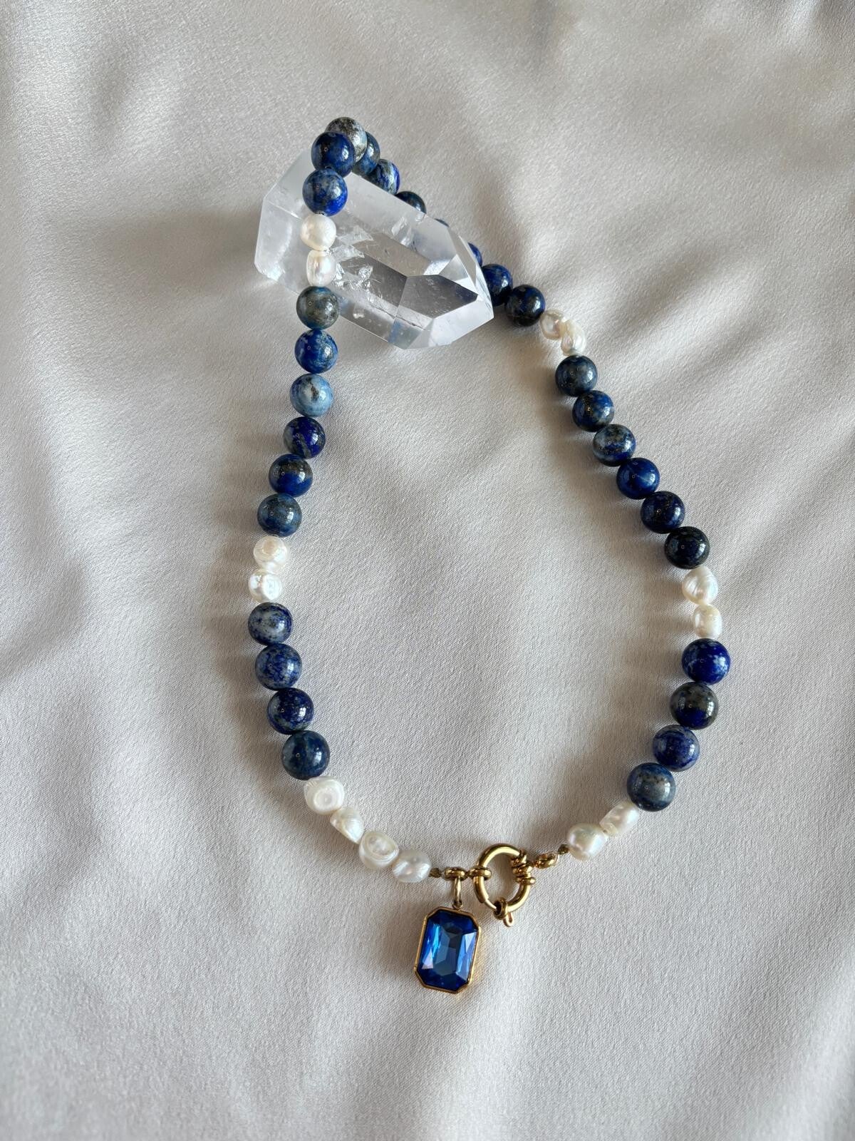 Blauwe lapis lazuli(edelsteen)ketting met witte parels en een blauwe hanger